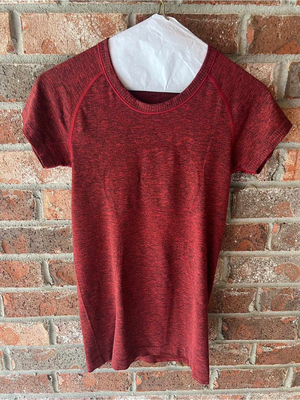 LULULEMON SWIFTLY SHORT
SLEEVE  RED HEATHERED SHIRT - size 6
